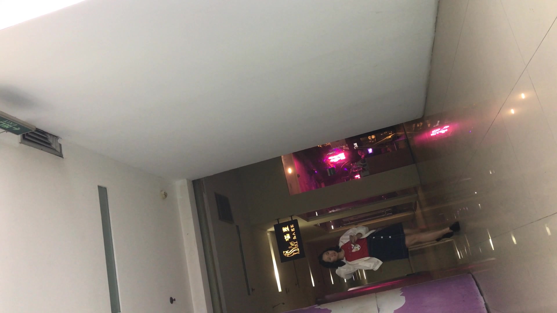 酒吧女厕偷拍刻意刮过毛的酒吧陪酒妹嘘嘘近距离看着一条水柱从尿道口缓缓流出