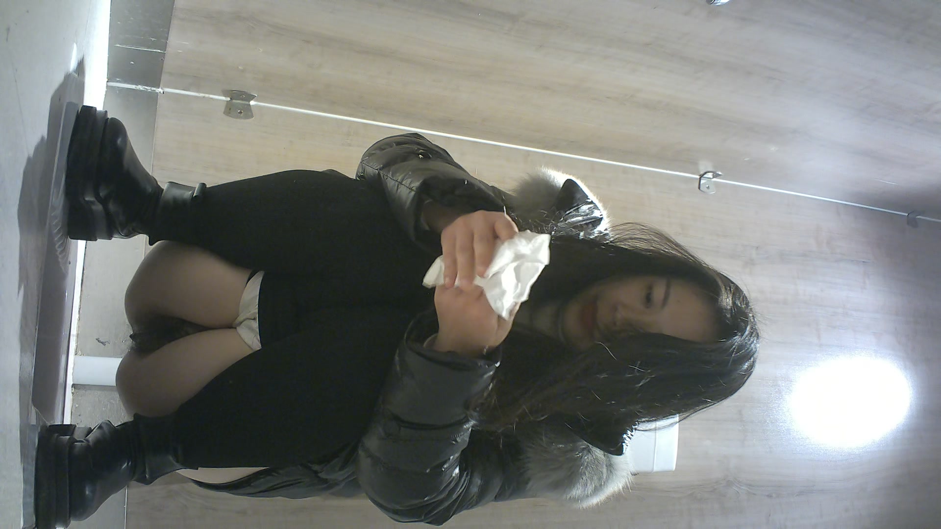 白白嫩嫩的大波浪美女把个小鲍鱼夹的可真紧