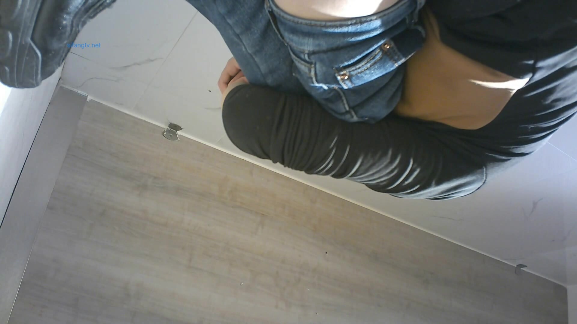 【CP经典】商场女厕全景偷拍11位年轻妹子颜值都还挺不错的（一 ） (6)