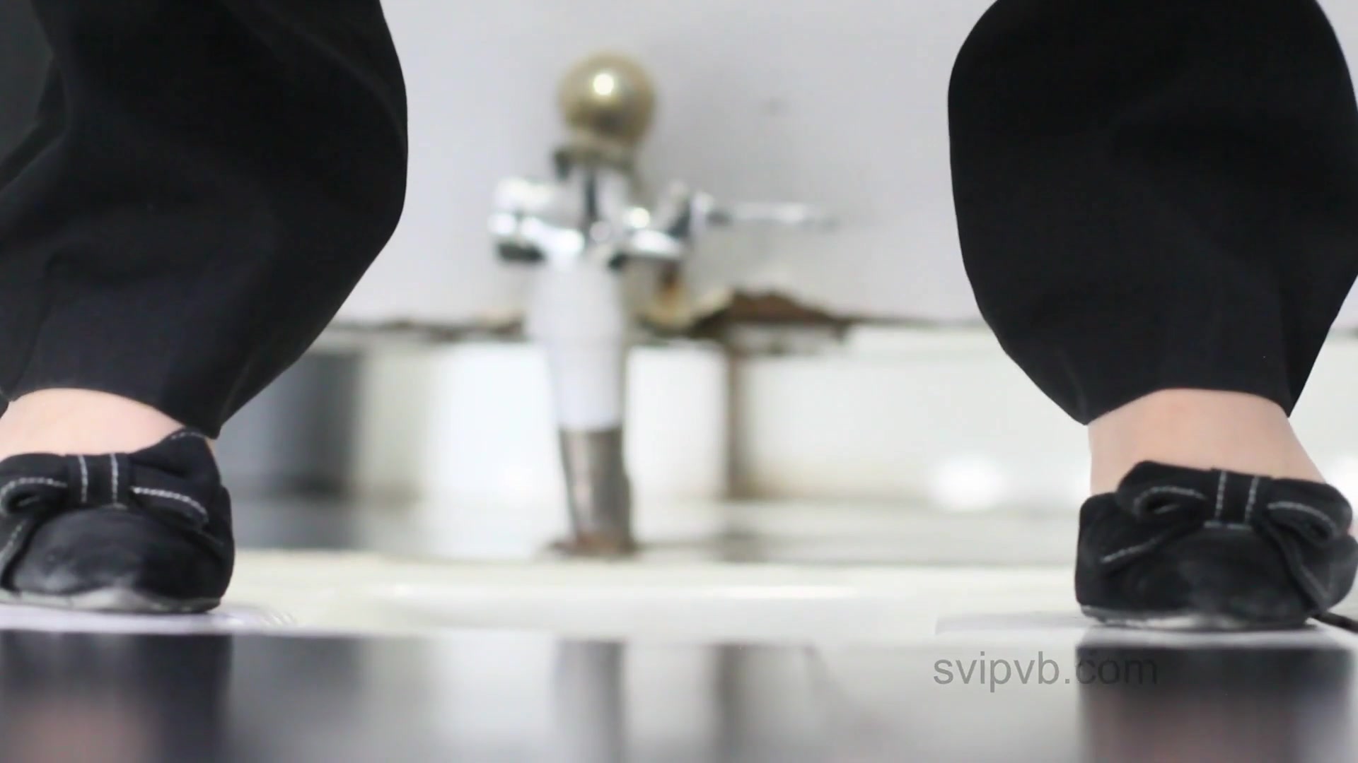 公司偷拍制服美女职员人漂亮B也美