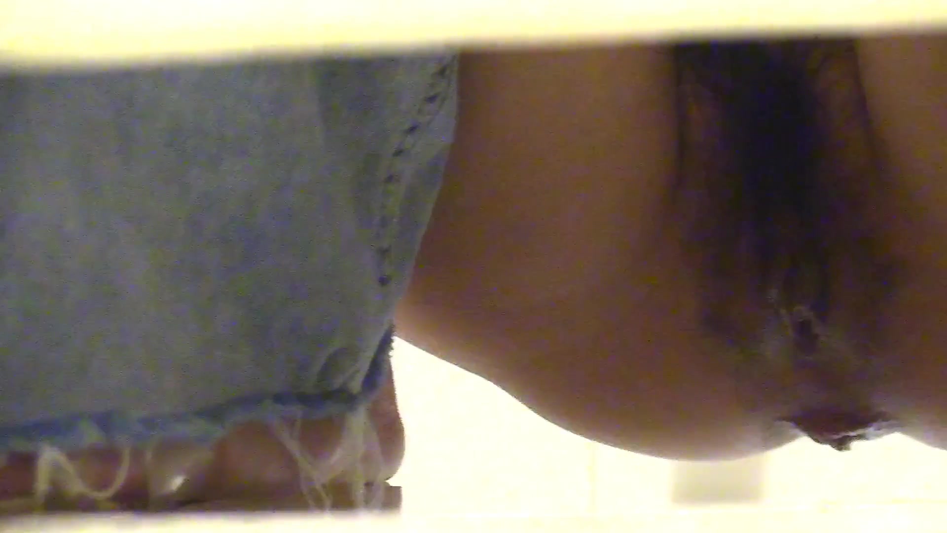 偷窥黑吊带高颜值美女嘘嘘