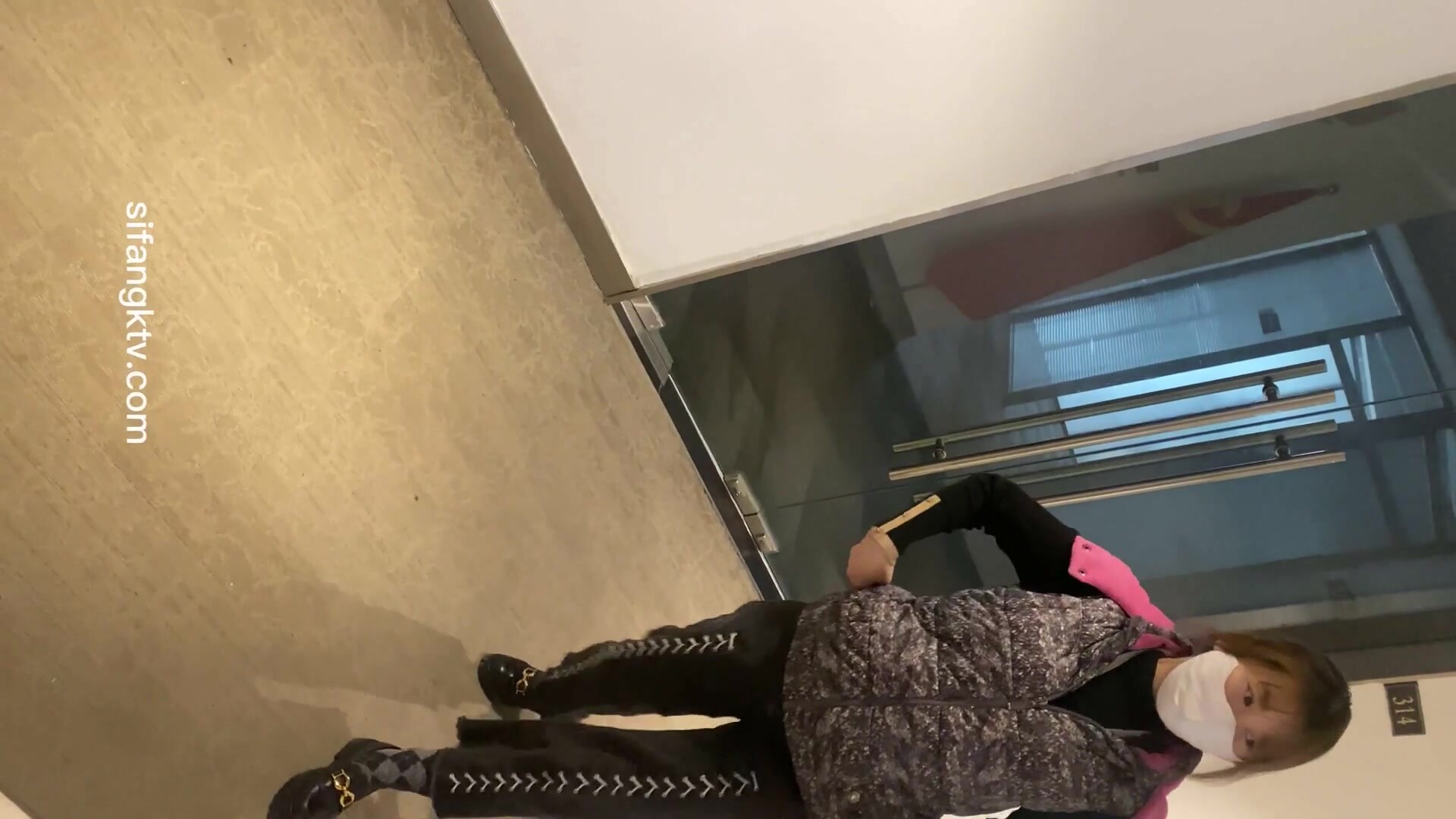 大神潜入办公楼女厕近距离偷拍多位美女同事尿尿