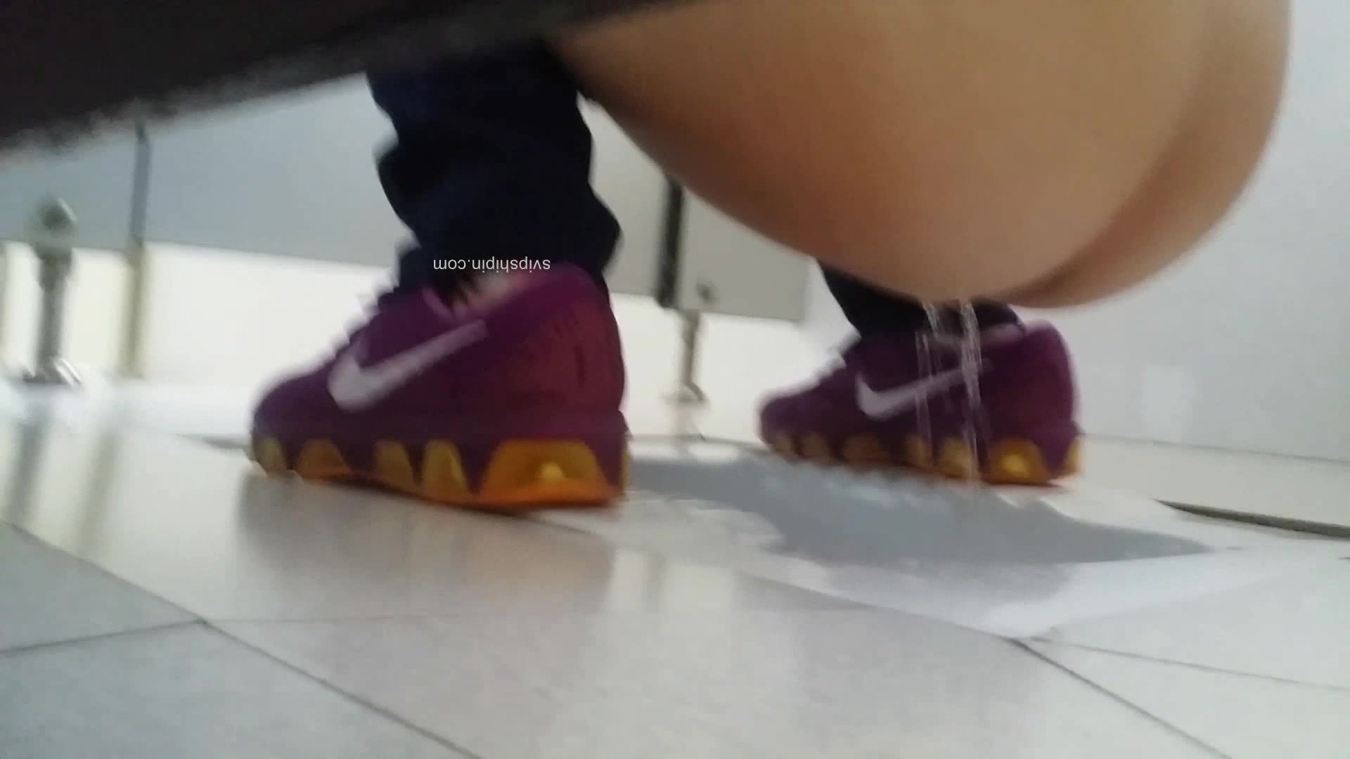 刺激贴B拍系列！电信公司WC直接把相机放到妹子B下面拍