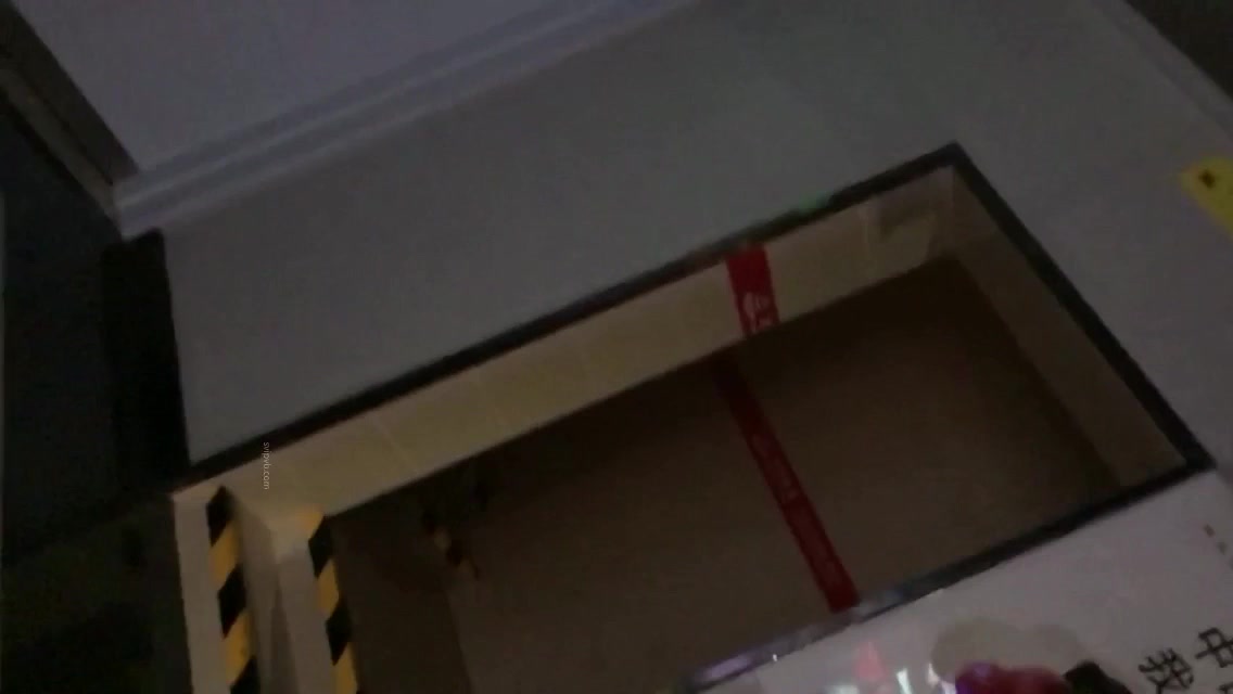 国内厕拍大神四处游荡随意跟踪潜入商场餐厅女厕偷拍美女嘘嘘