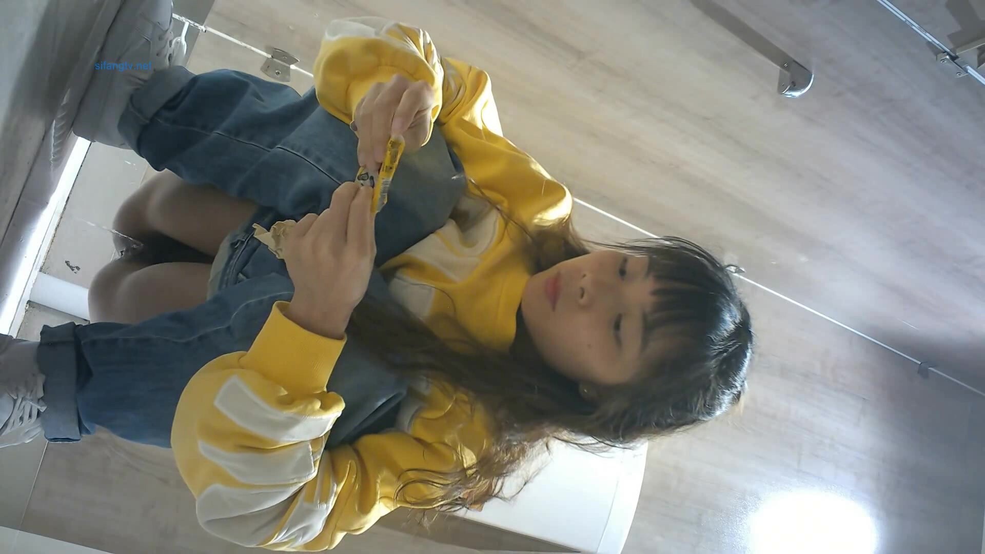 【CP经典】商场女厕全景偷拍11位年轻妹子颜值都还挺不错的（一 ） (7)