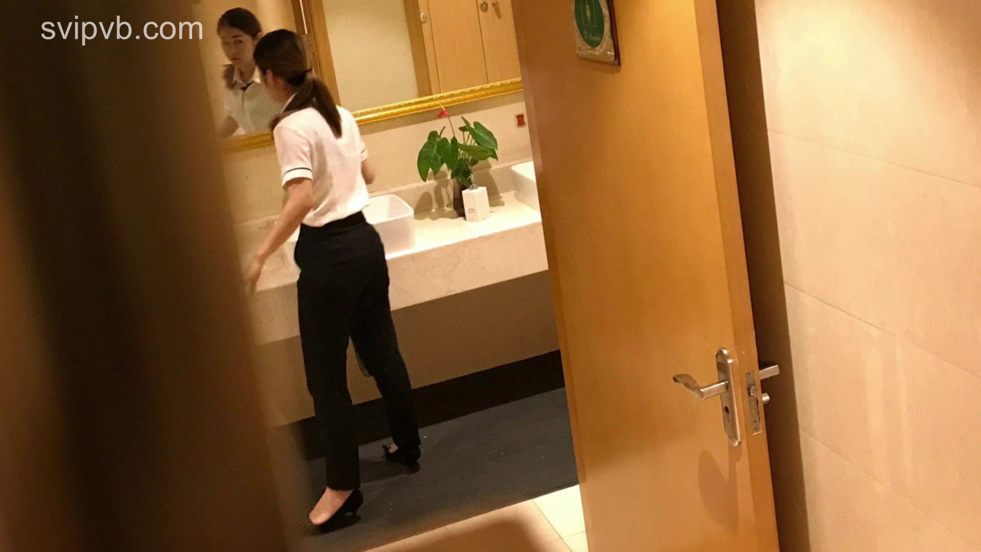 气质优雅客房女主管红嫩的肉核不断蠕动越看越激动