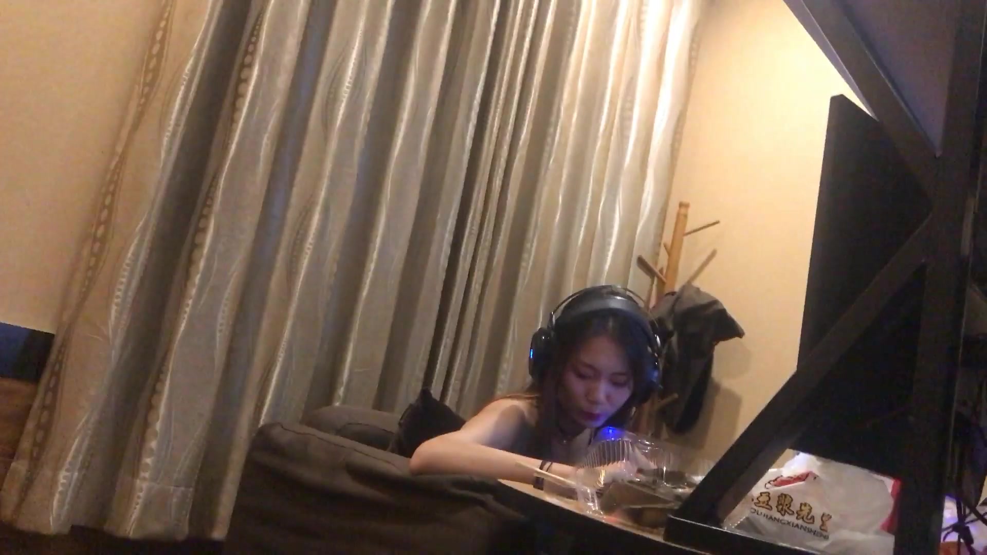 高档网吧偷拍到的一个极品美女 看BB应该是老江湖了