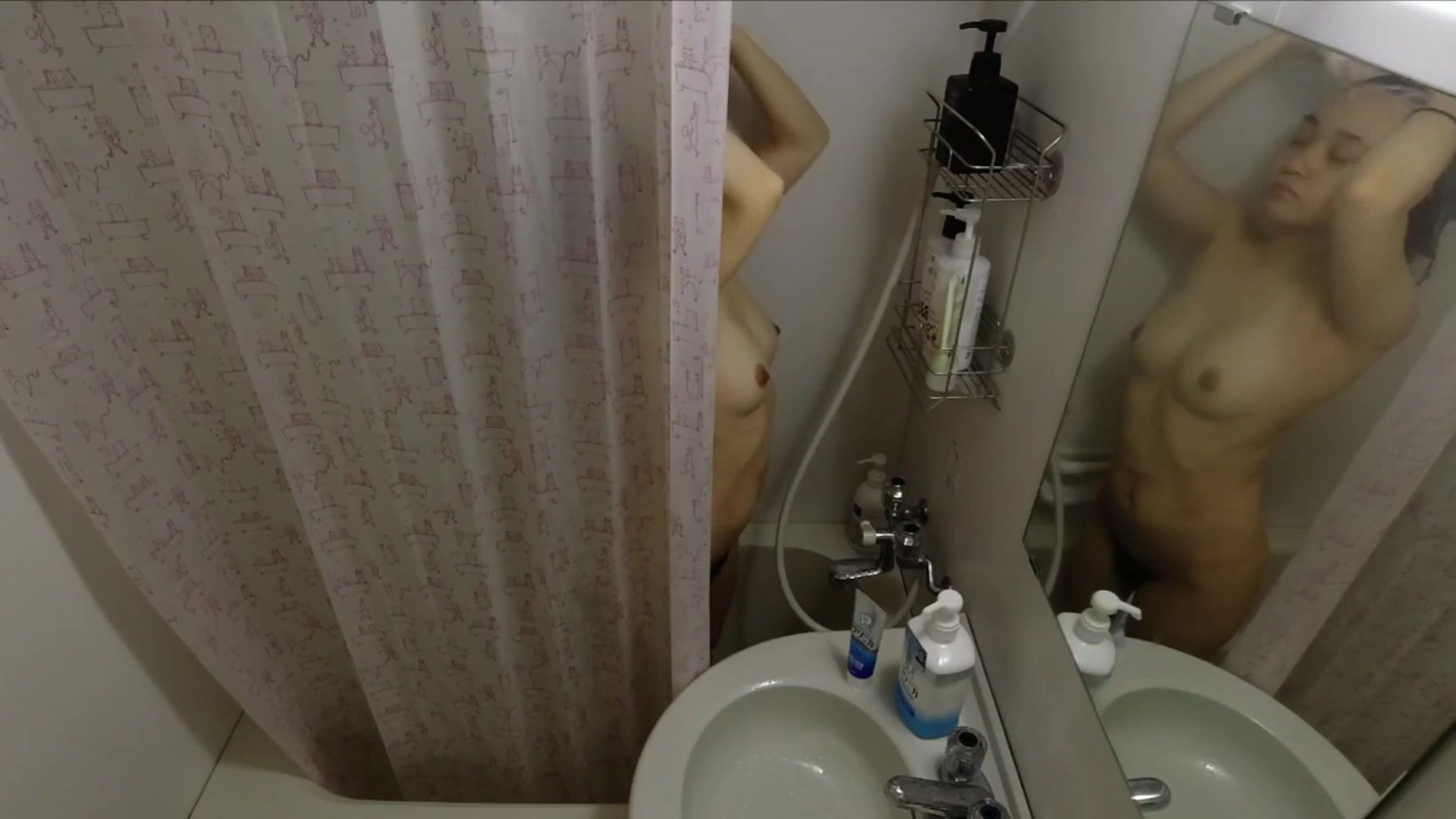 卫生间固摄偷窥漂亮美眉洗香香