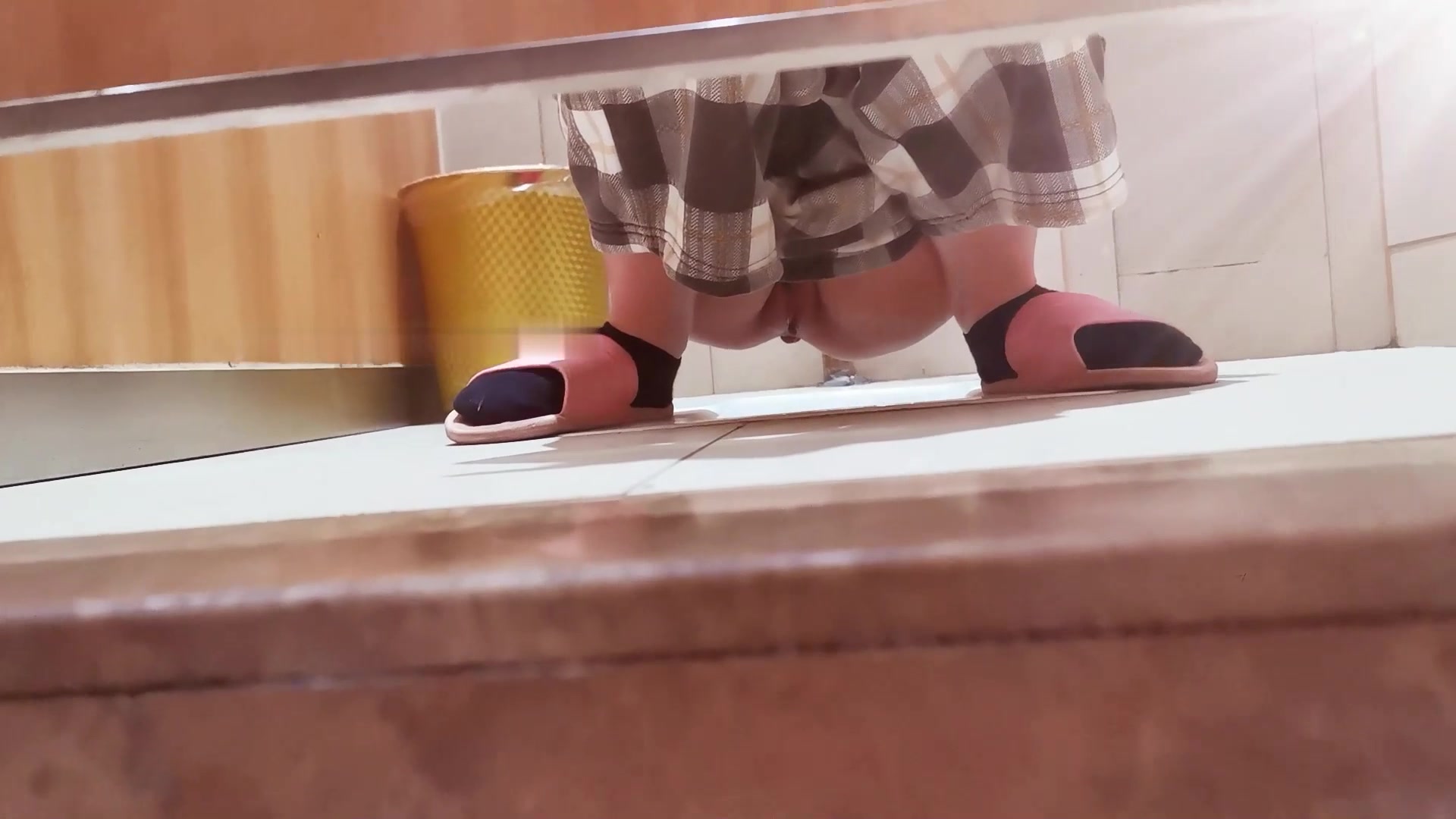 2021新流出大神潜入商场偷拍多位美女少妇_0