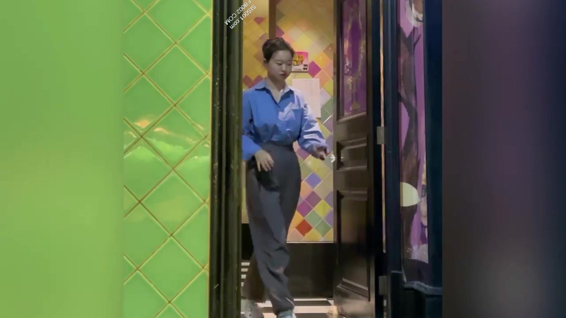 最新高端娱乐中心偷窥丸子头气质美少妇嘘嘘