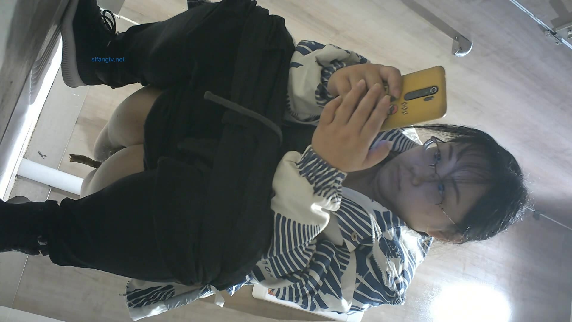 【CP经典】商场女厕全景偷拍11位年轻妹子颜值都还挺不错的（一 ） (3)