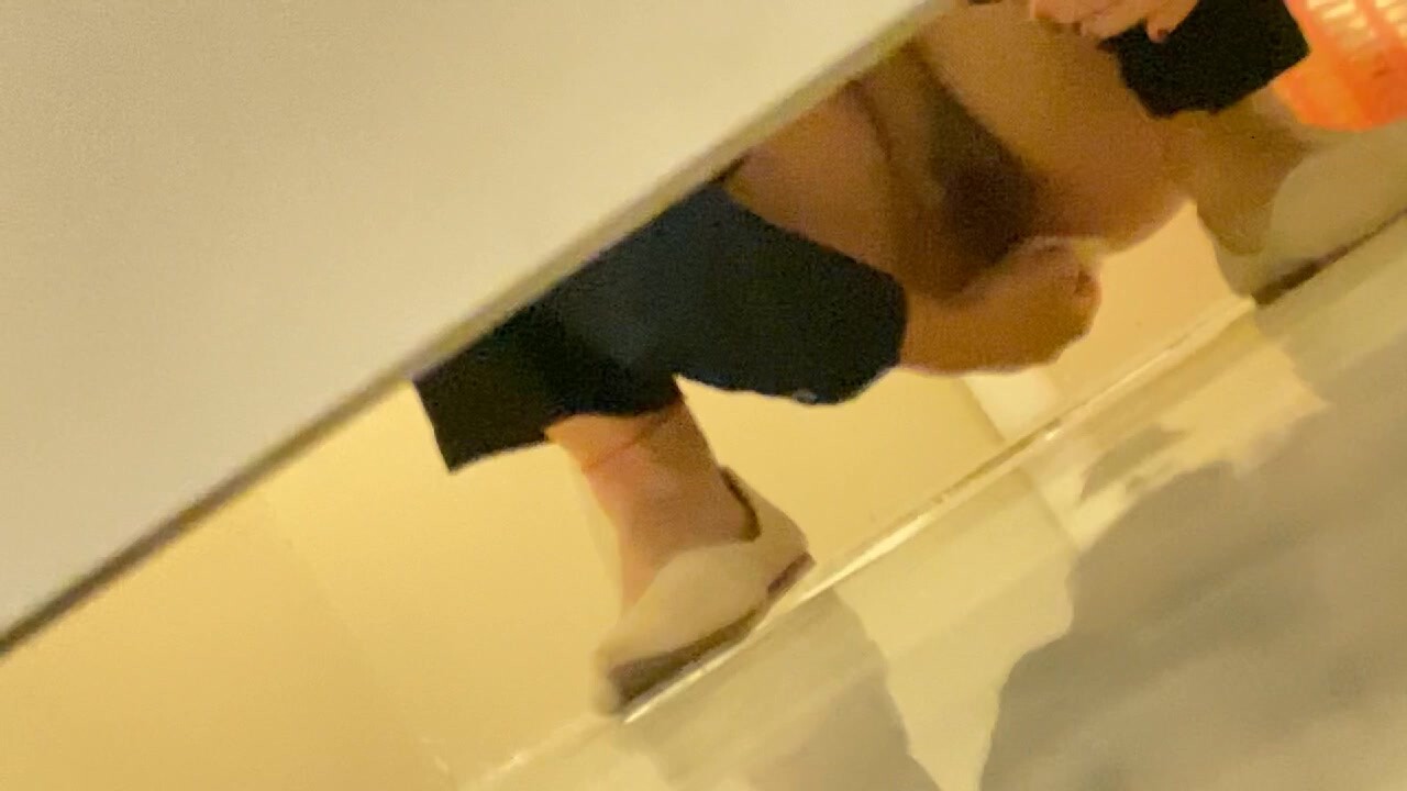 办公楼尾随举止优雅短马尾女会计,紧致的梅花型微毛唇肉真心诱人