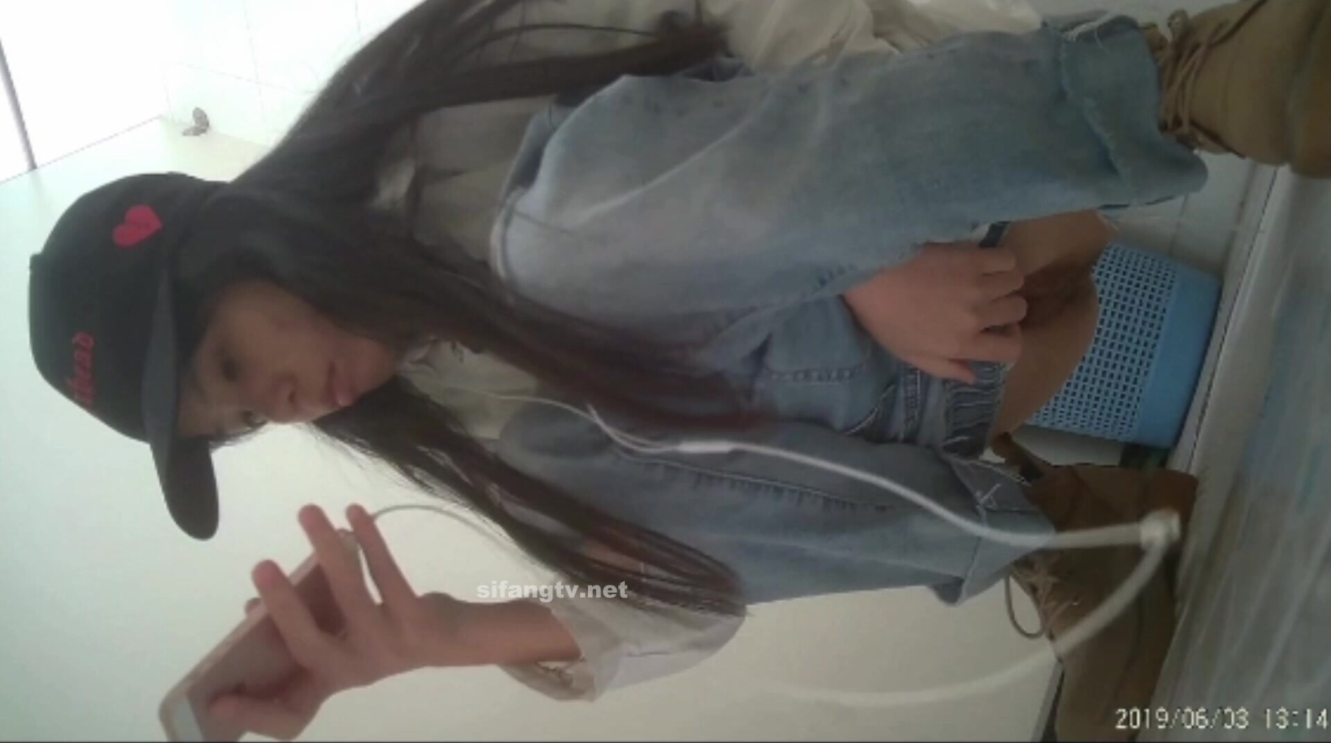 《极品CP魔手外购》坑神躲藏女厕隔间连续偸拍 超多小姐姐蹲坑韵味少妇美少女都有移动角度全景拍脸拍逼超级刺激 (7)