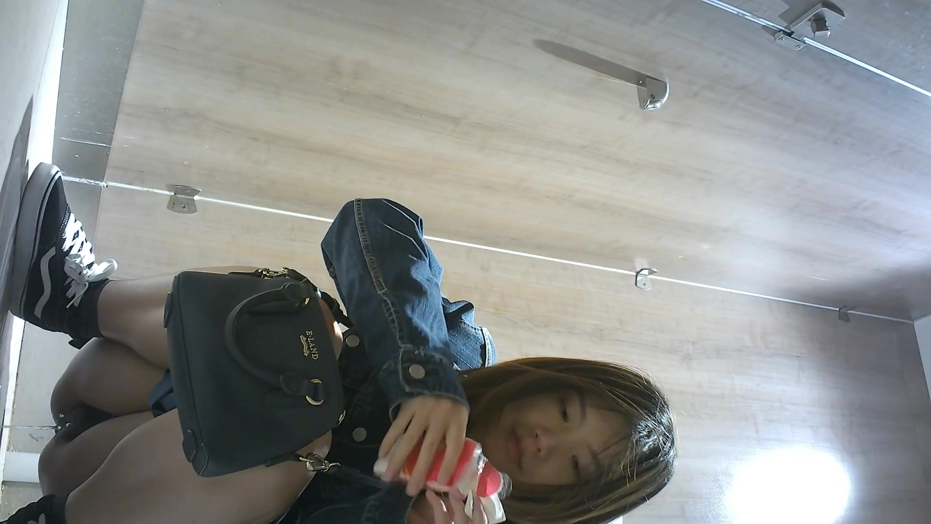 偷拍漂亮美女尿尿.大黑鲍鱼流白带