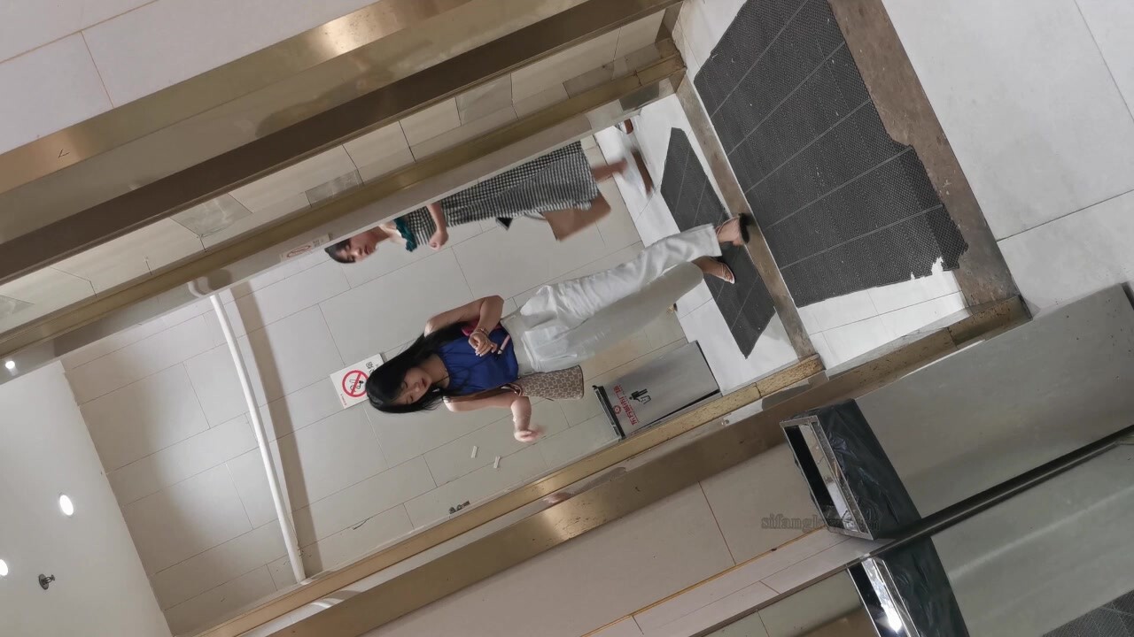 商场女厕小伙蹲守一上午终于拍到白裤女神妹子的鲍鱼