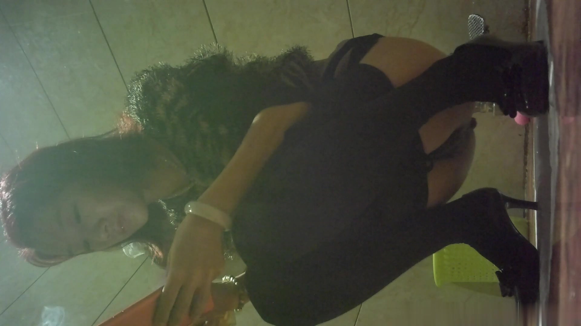 KTV 女厕偷拍霸气的黑丝美少妇 一边抽烟一边尿