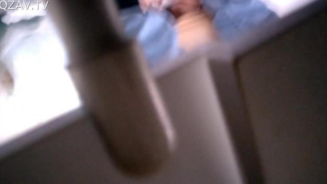 看完逼问路拍脸：近乎无毛尿如喷泉美艳少妇嘴里含着棍状物口活不赖