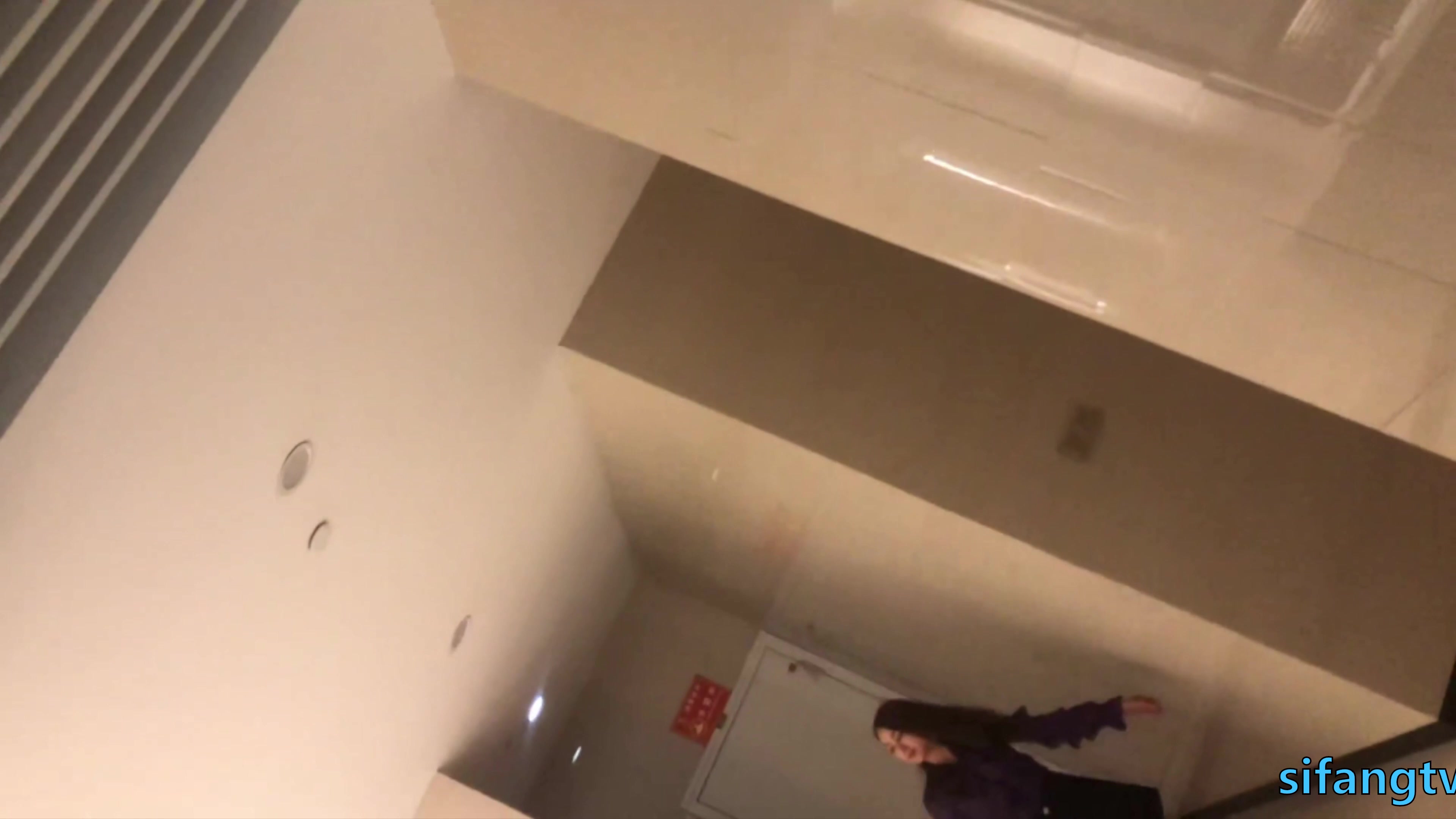 完美版偷拍-端庄秀丽的披肩发妹子里面竟然穿的开裆裤