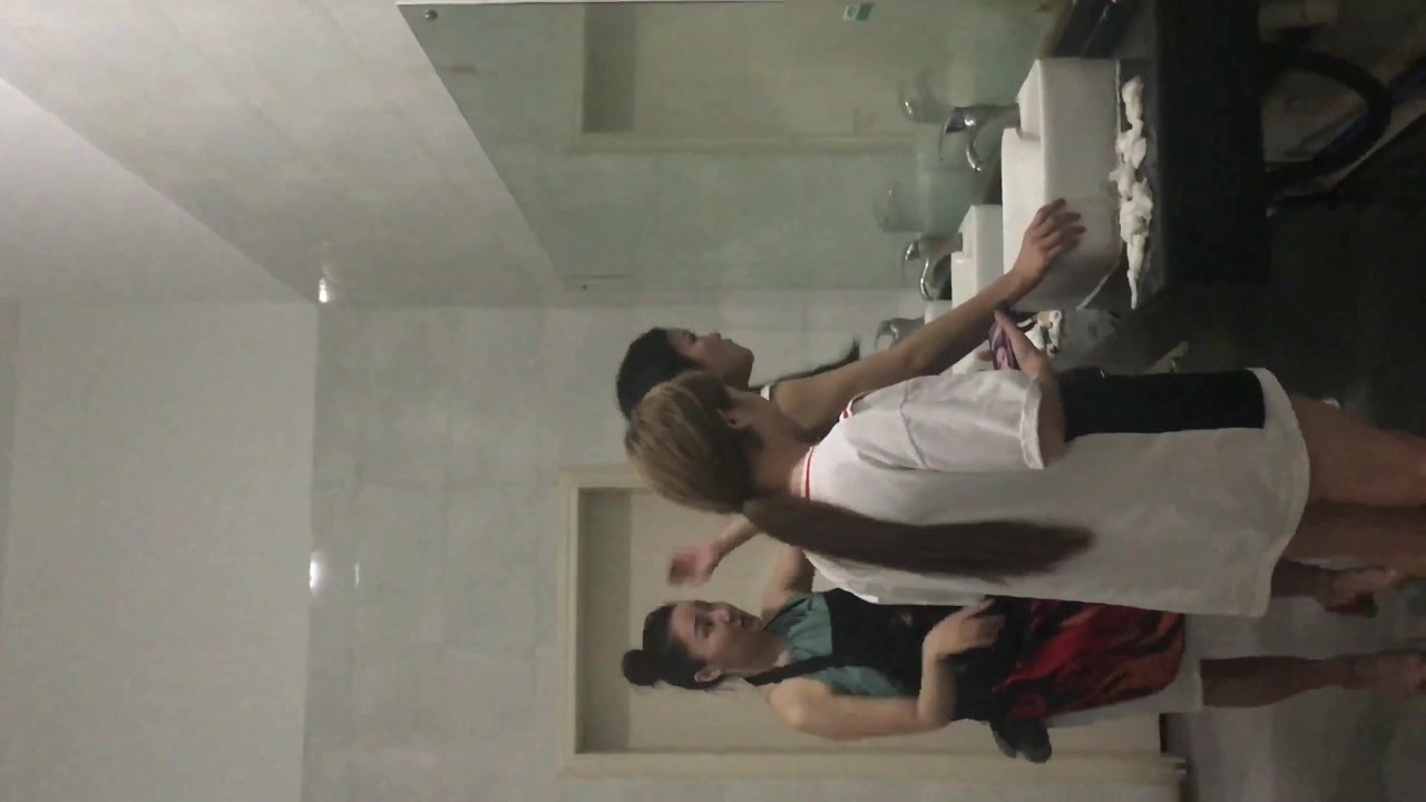 美女路边摊酒很多了 鲍鱼洞洞大开走路都走不稳当了