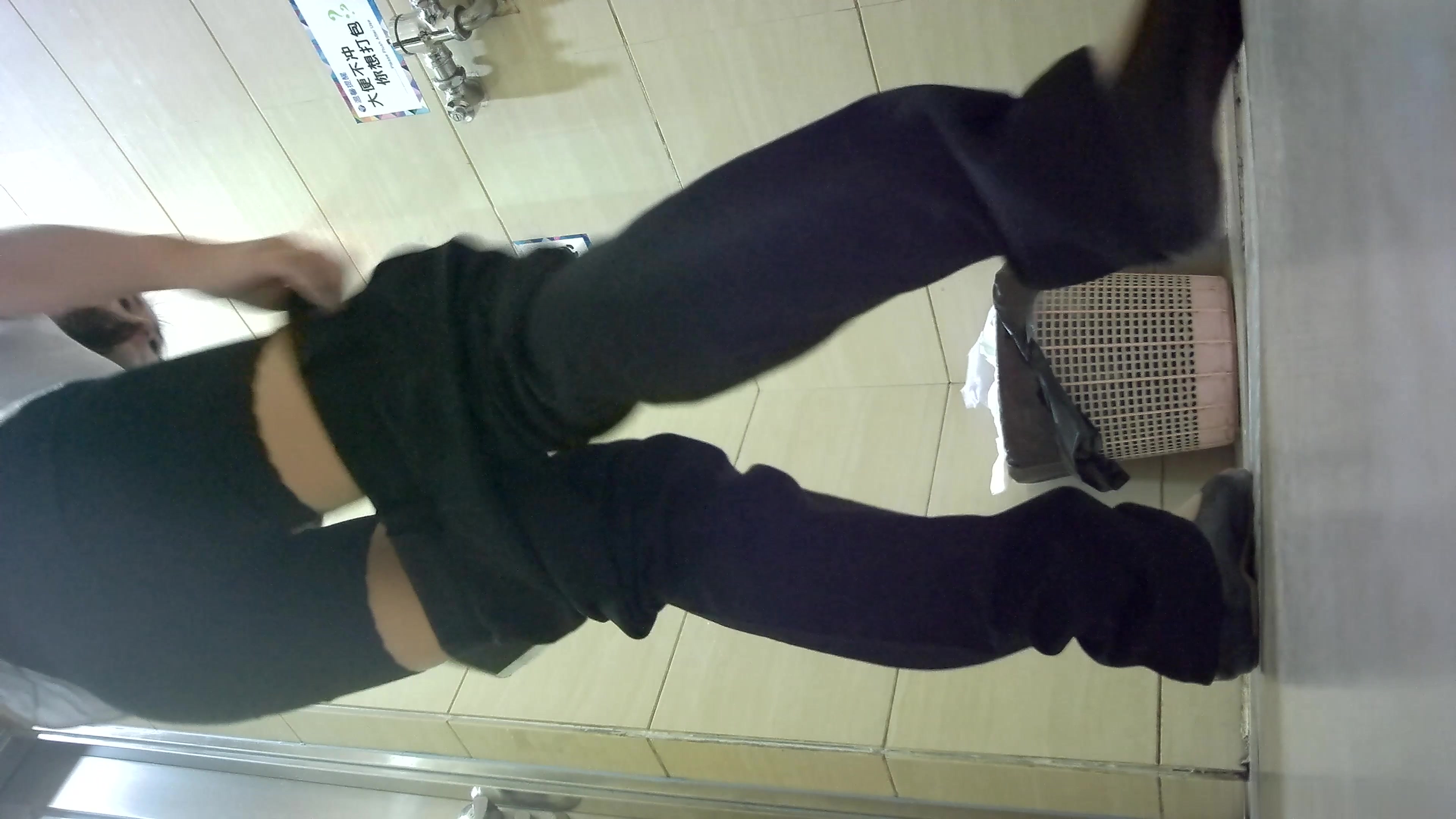 商场女厕偷拍美女制服工作人员 没想到文静的外表 脱下长裤里面竟然是开档丝袜 真是没想到