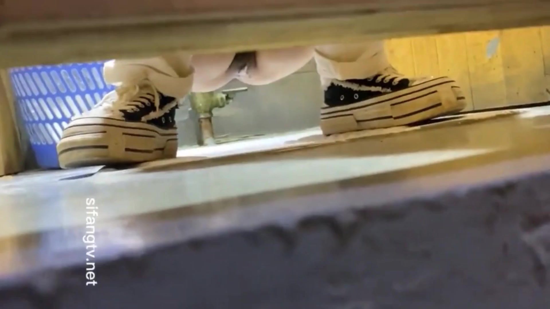 最新某艺校偷窥两姐妹嘘嘘