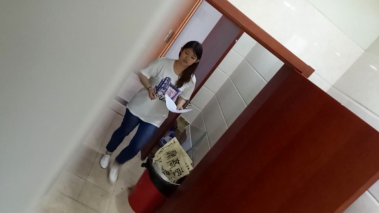 最新跟拍 长相清秀的妹纸拉稀没带纸用报纸擦屁股