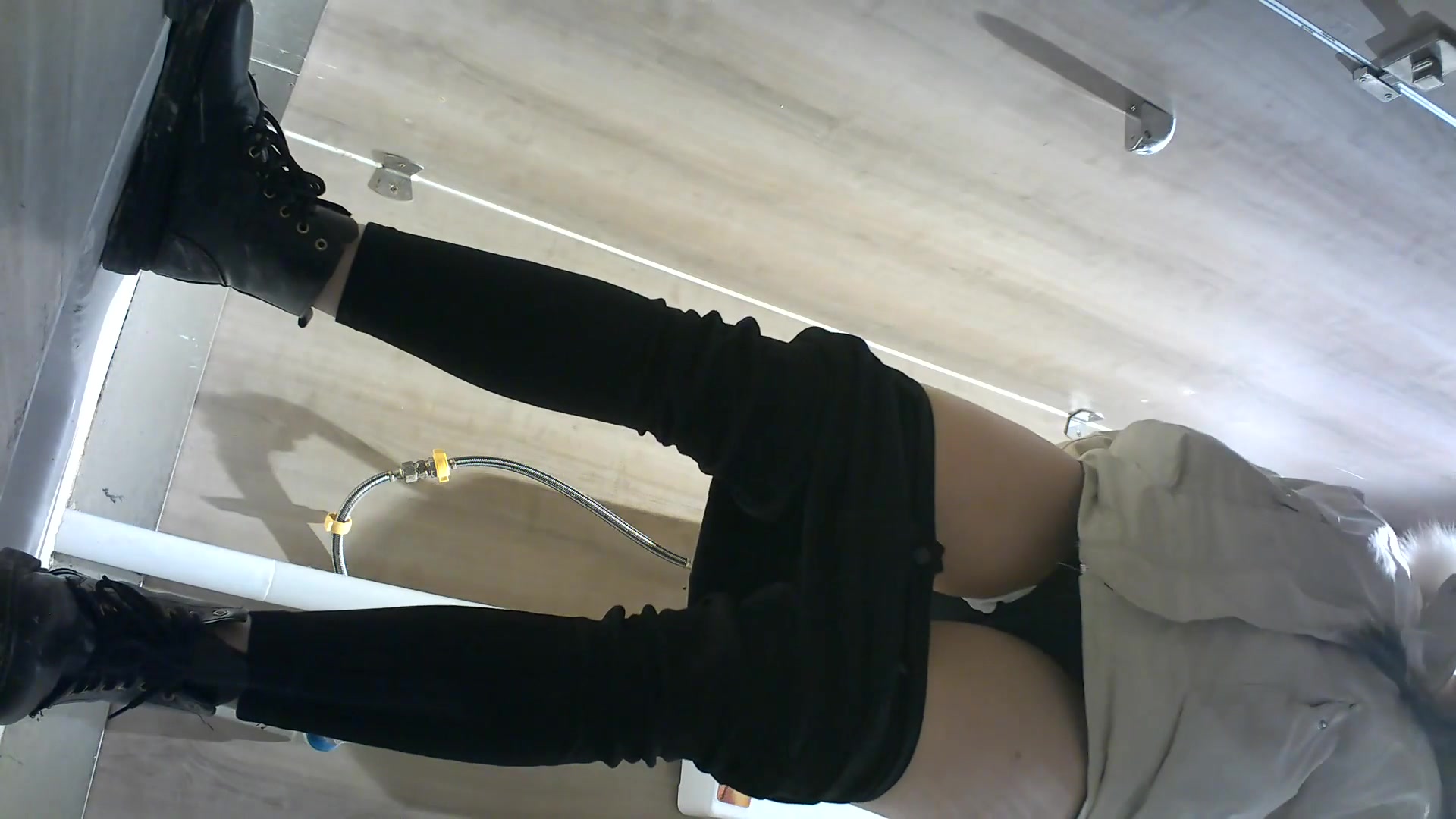 偷拍高颜值美女小姐姐 粉穴还是一条缝的馒头穴