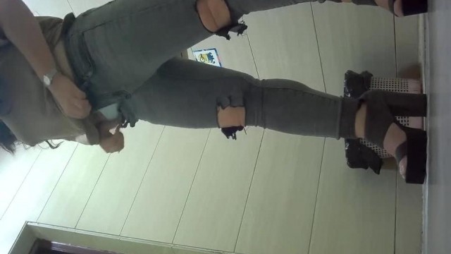 3K原始版全景厕拍-怕臭的波浪卷发时尚妹子,膝盖前两个破洞是跪地板摩的吧