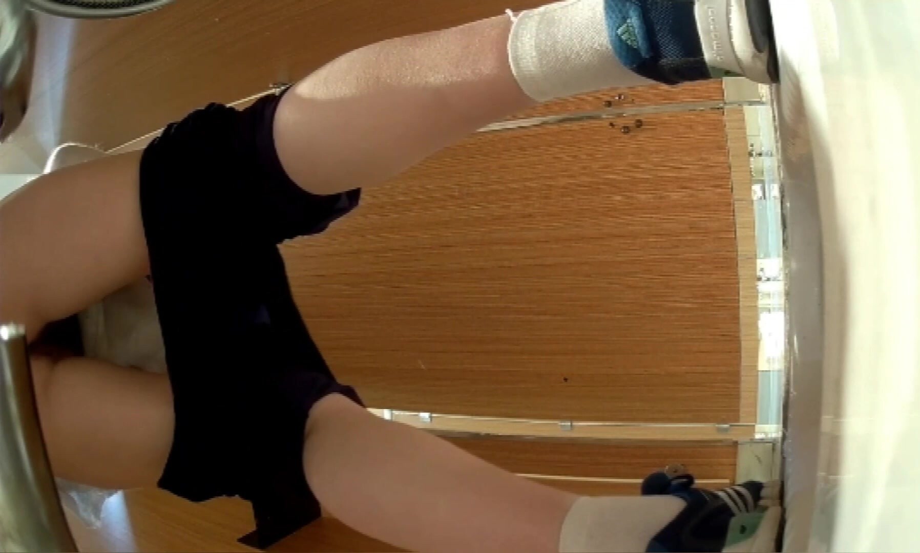 商场女厕蹲守运动装红内裤校花两片鲜红穴肉被尿液缓慢冲开撑大