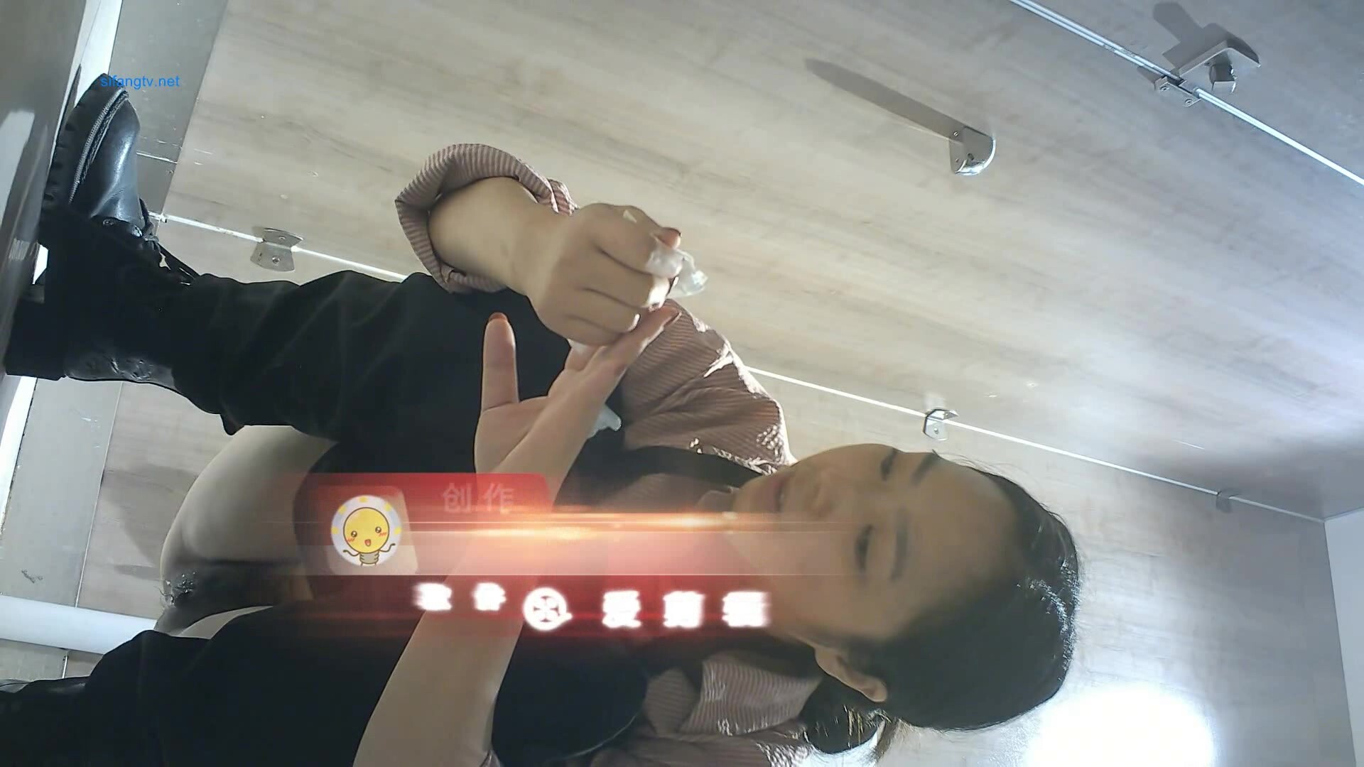 【CP经典】商场女厕全景偷拍14位年轻妹子颜值都还挺不错的（二 ） (11)