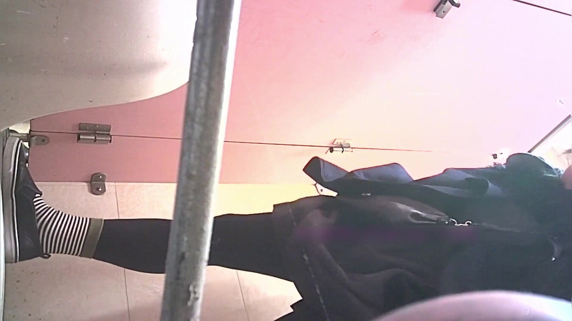 【TW厕拍】商场前景固定视角偷拍十几位年轻妹子围巾妹子爱了爱了 (9)