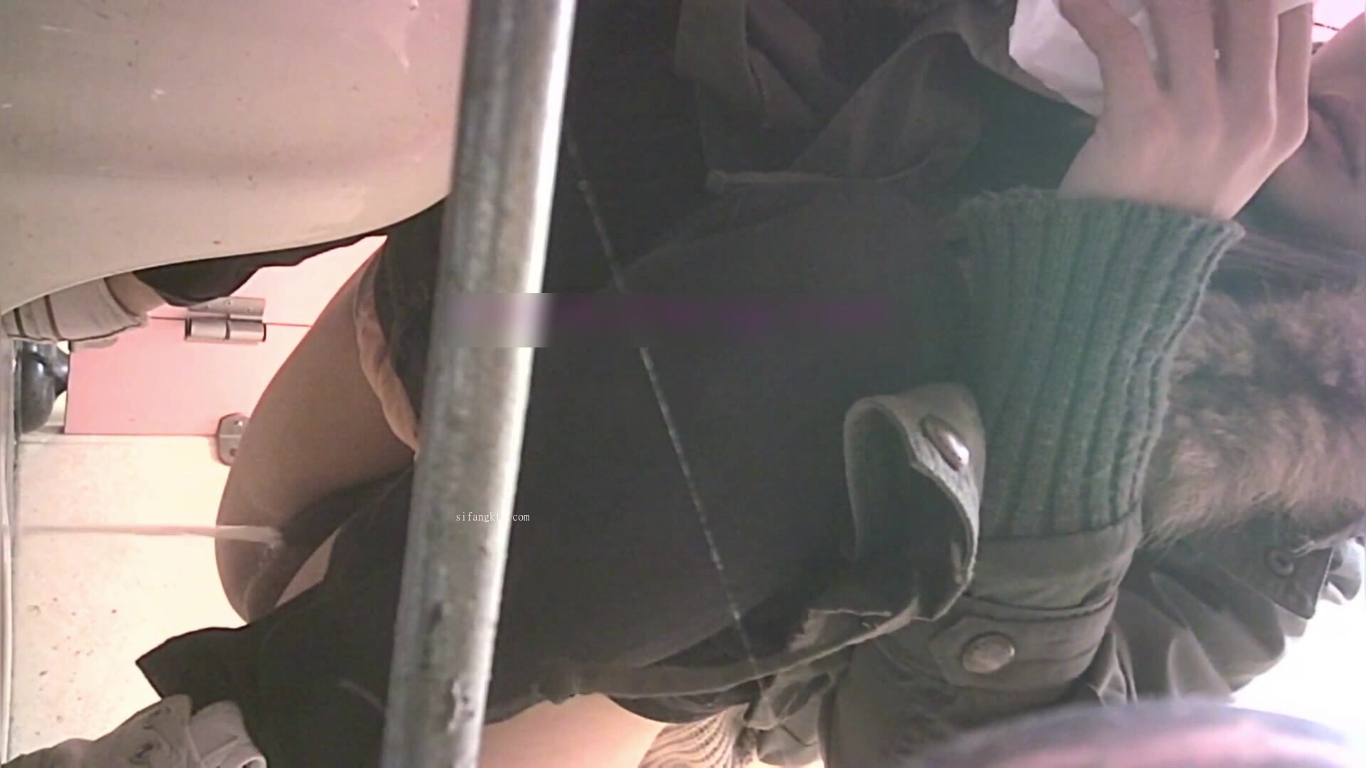 【TW厕拍】商场前景固定视角偷拍十几位年轻妹子围巾妹子爱了爱了 (12)