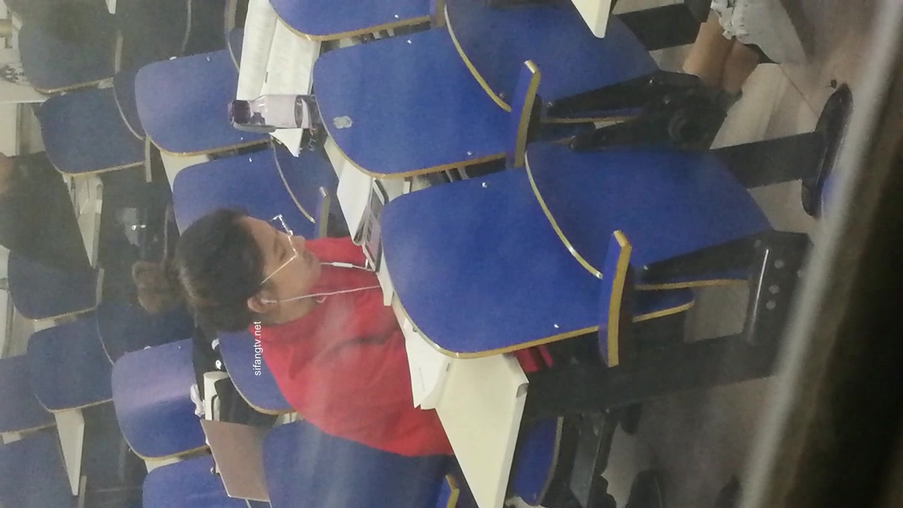 大神潜入学校女厕跟踪偷拍漂亮的学妹