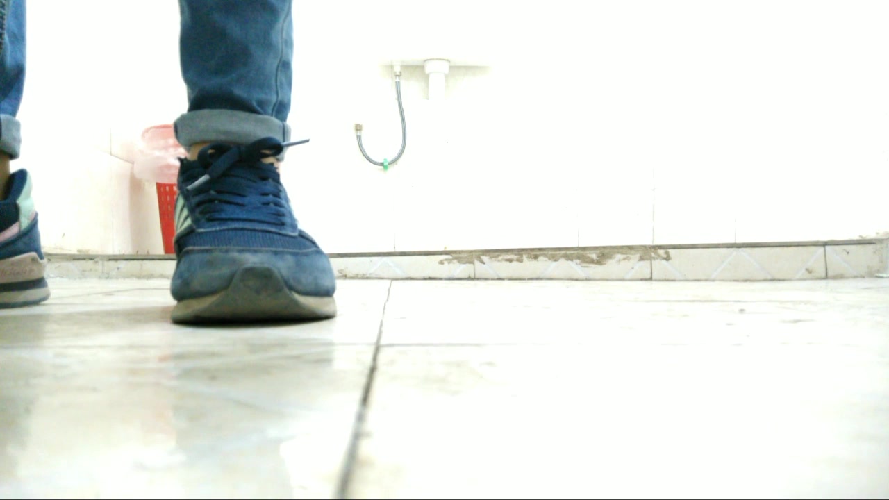 国内某大专校园卫生间全景固摄TP嫩学妹嘘嘘9