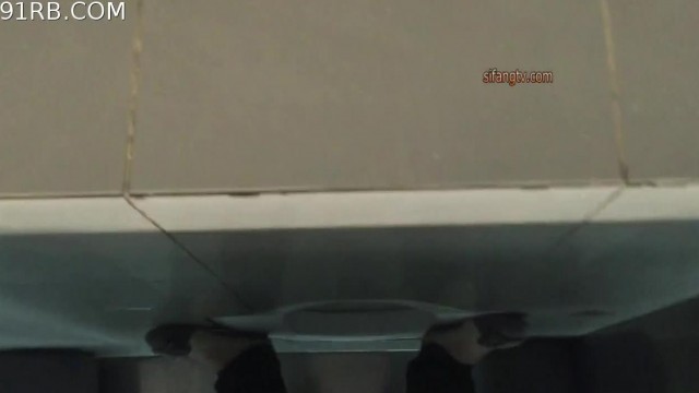 国内厕拍大神潜入某公司写字楼女厕偷拍白领姐姐们嘘嘘