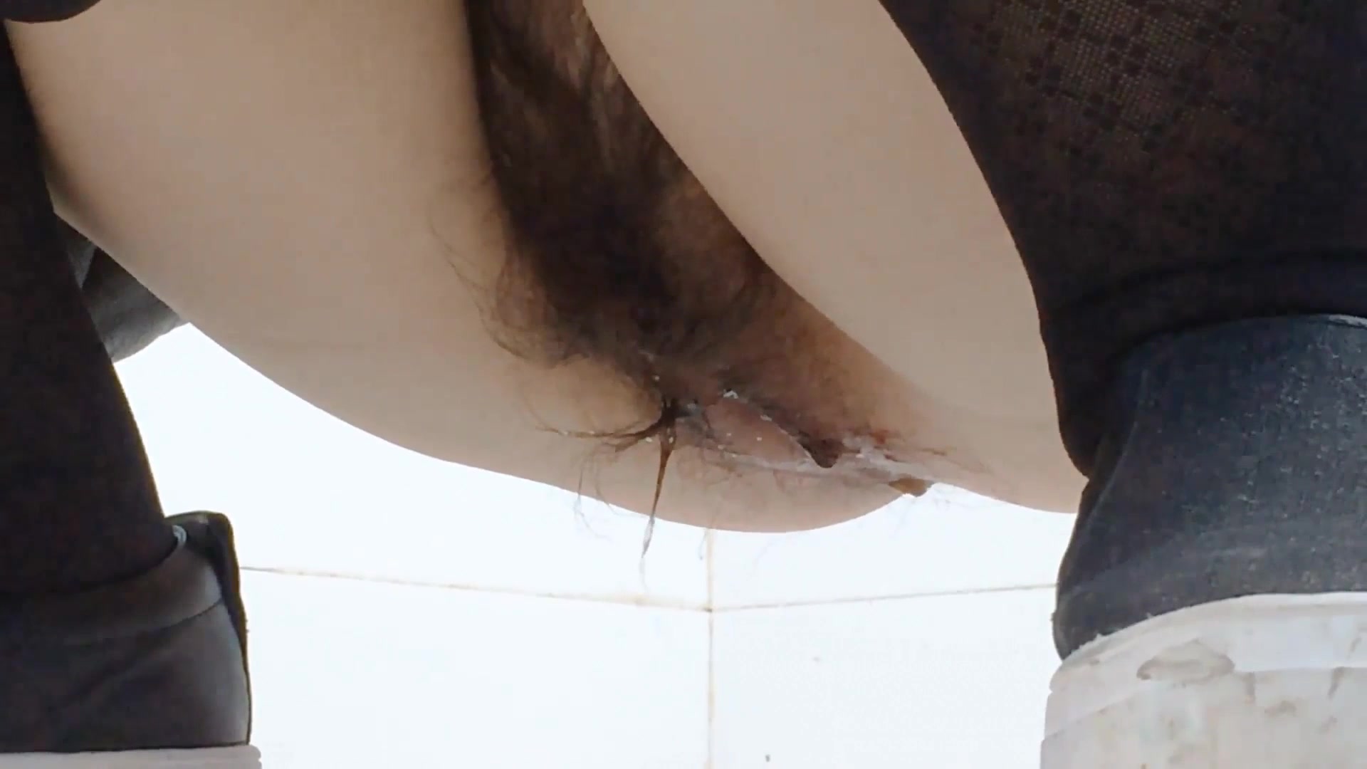 高清偷拍素花衣马尾辫素面朝天的清纯圆脸妹