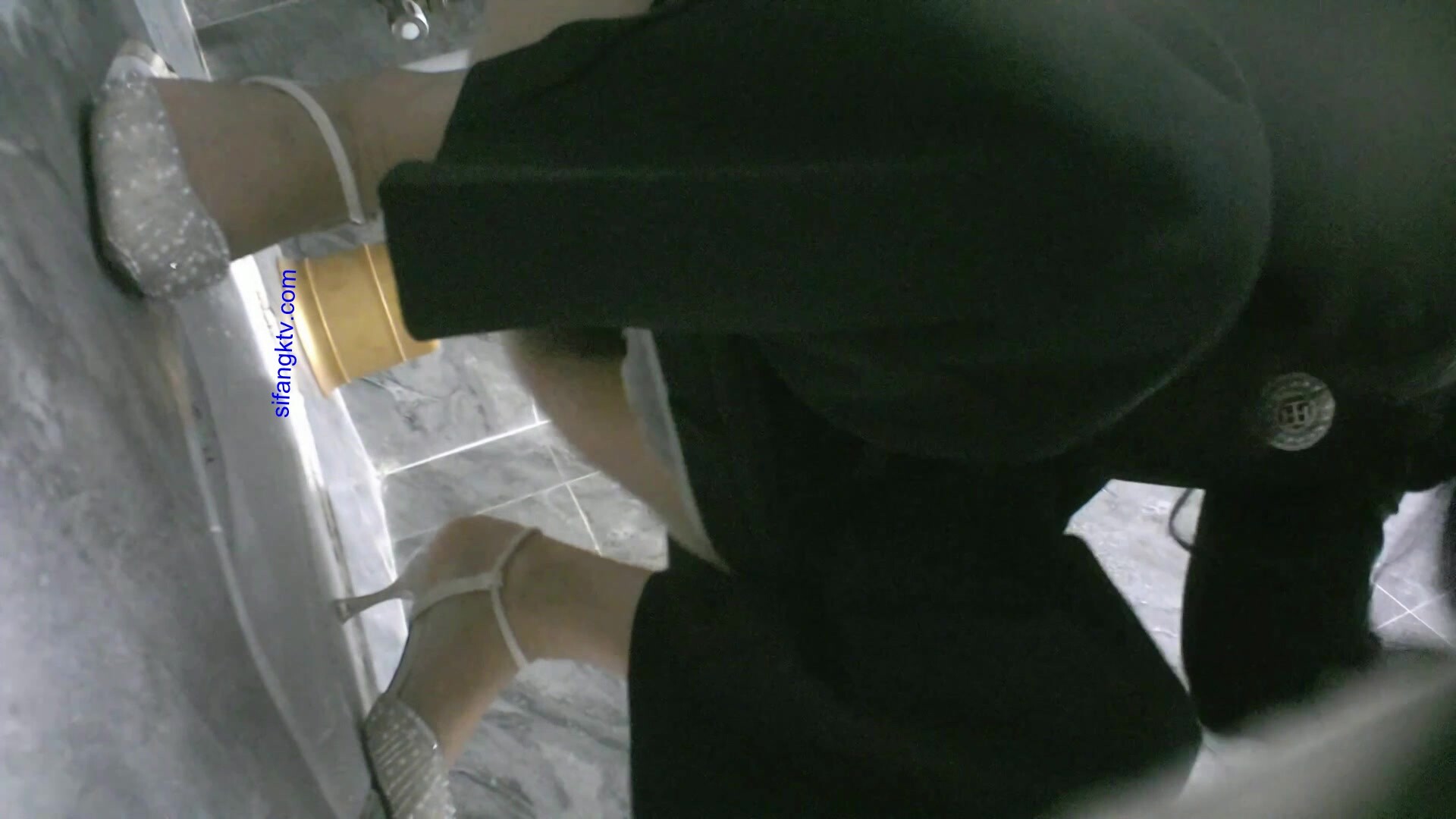 高档酒店近距离偷窥制服高跟美女的小黑鲍