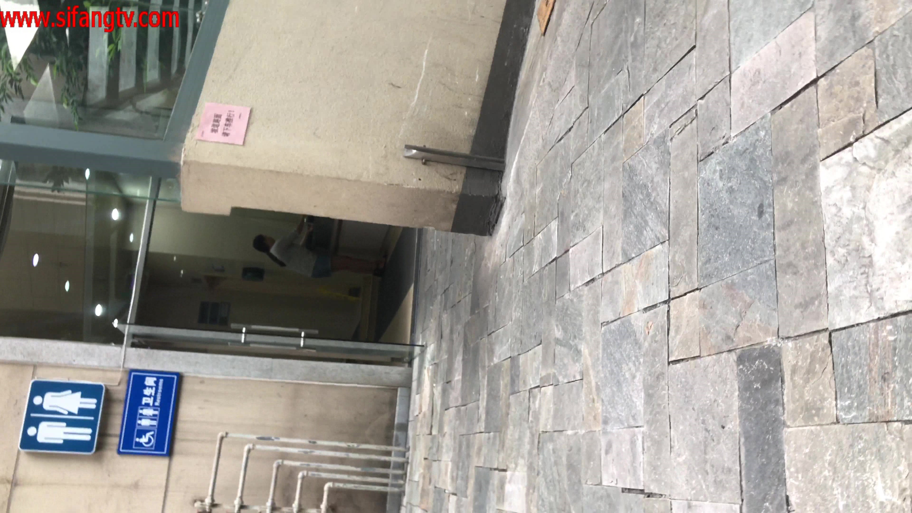 TP皮肤细腻的小美女，白色蕾丝内衣，滑溜溜的阴穴，尿尿和姨妈血交杂在一起喷射出来 美！