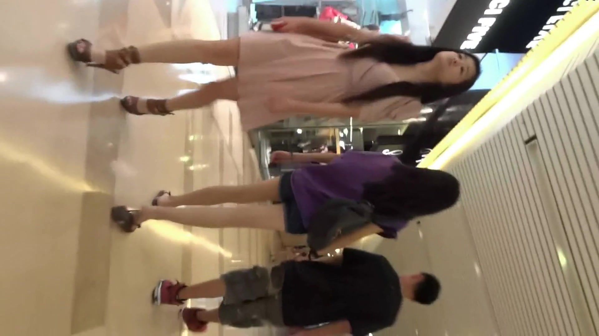 商场跟随TP高颜值爱学习的漂亮妹子居然没有穿内内就出来了