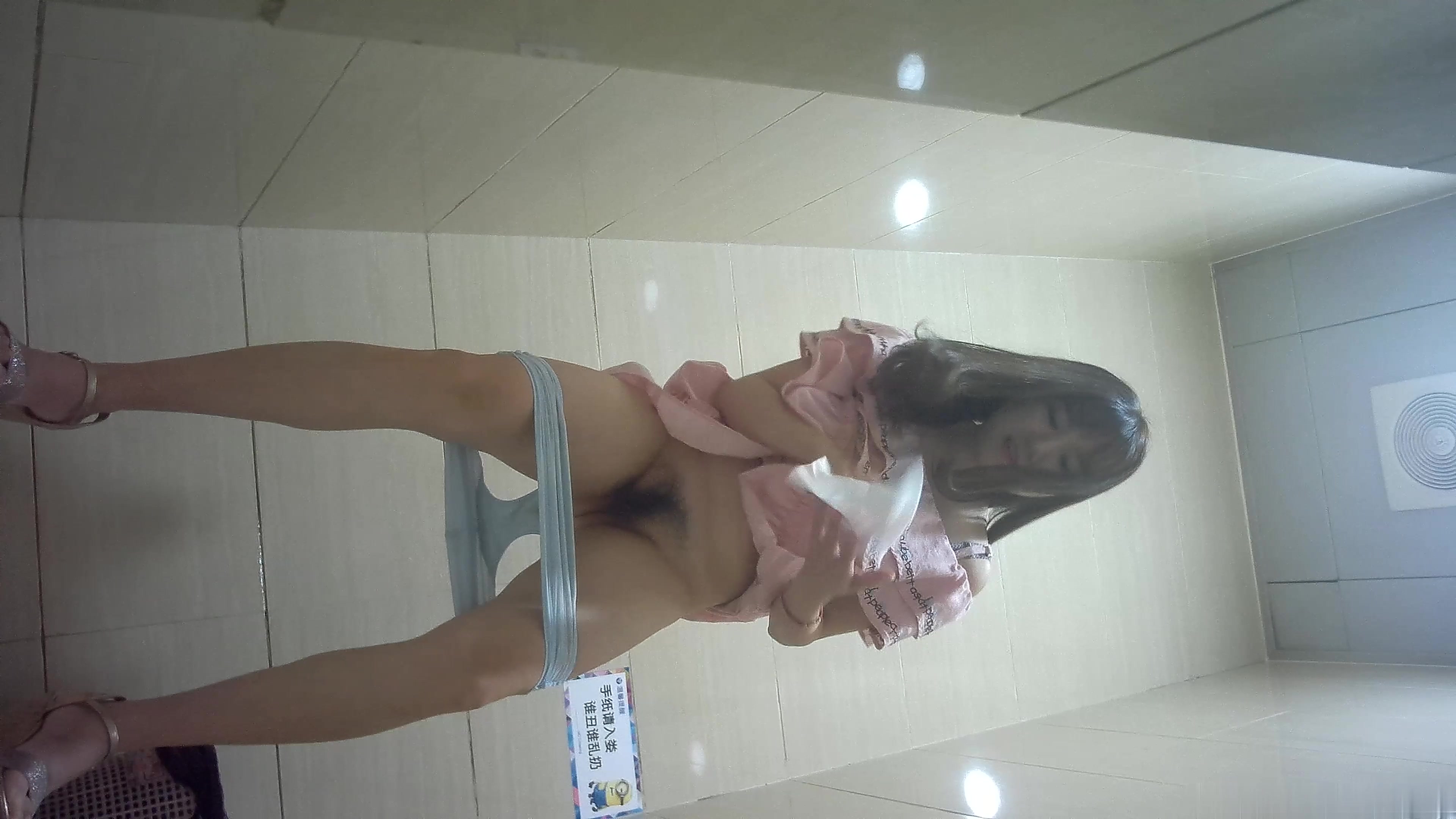 全景偷拍肉肉的粉色裙妹子商场卫生间尿尿 阴毛