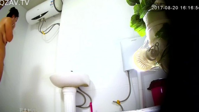 出租屋长期偷拍系列9 最少E罩杯的大奶少妇洗白白前先尿个尿