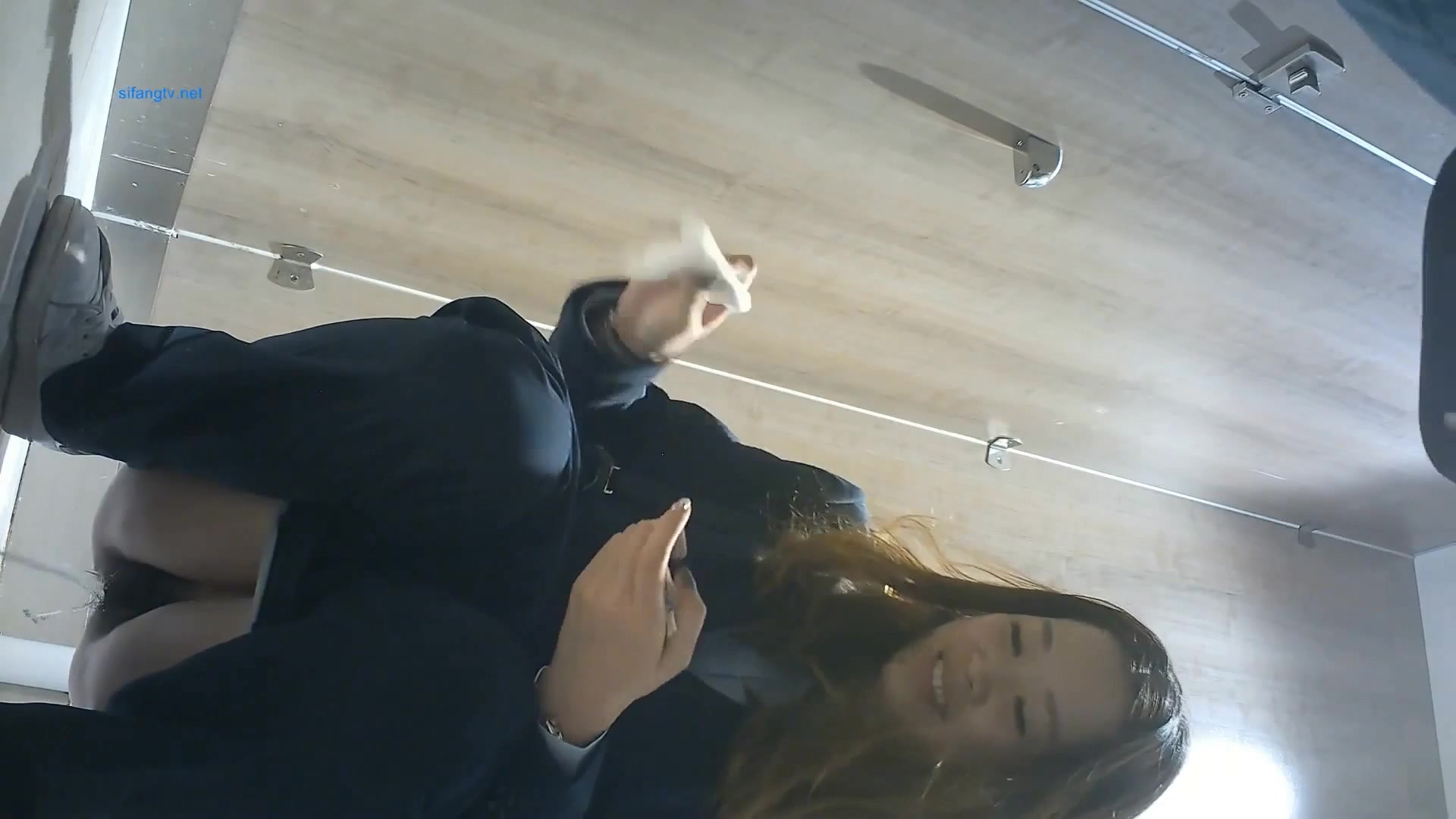 全景厕拍美女撒尿闺蜜非要挤进来 以为一箭双雕 白高兴