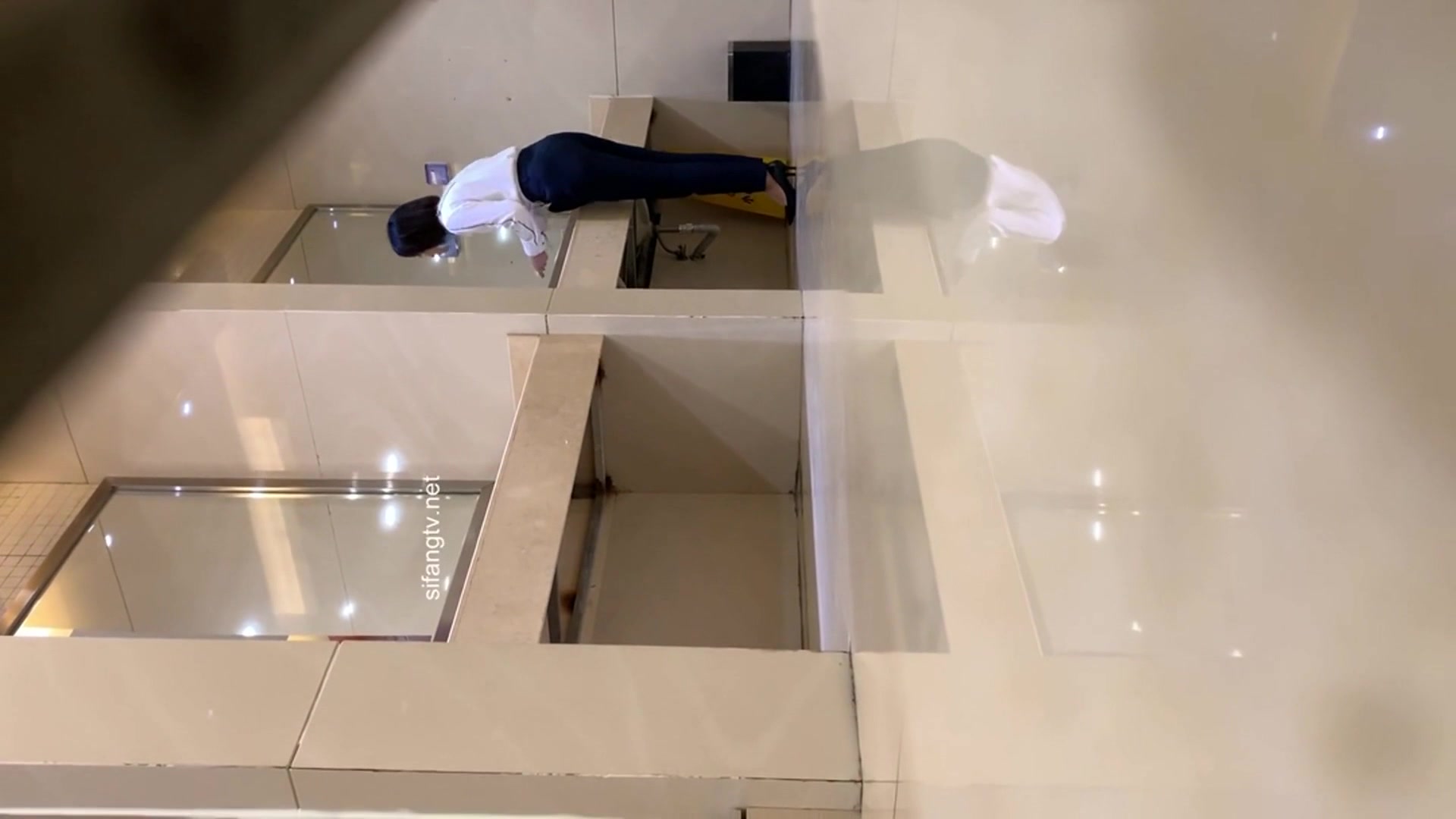 偷拍办公室里的高跟制服美女 B毛挺凌乱的没有修整过