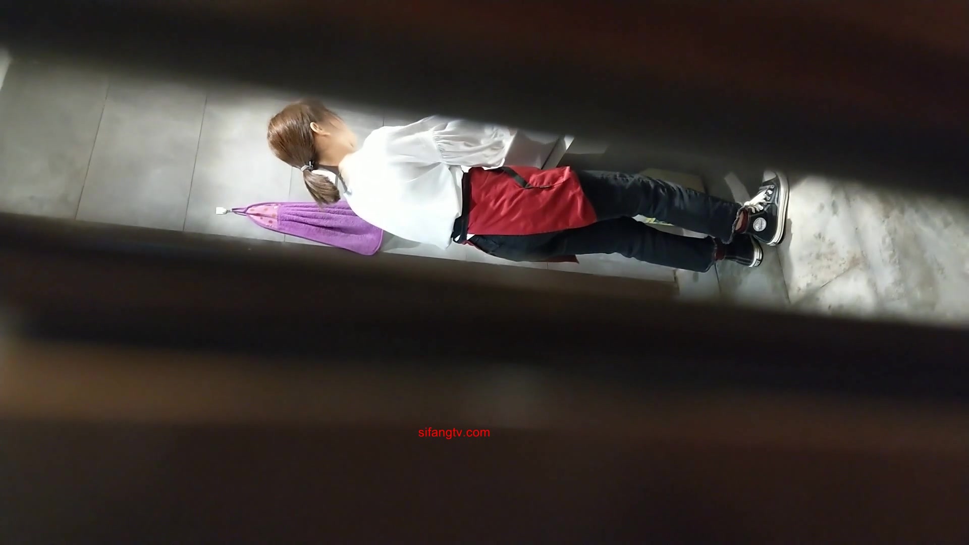 19年最新厕拍 一位身材小巧玲珑的餐厅服务员