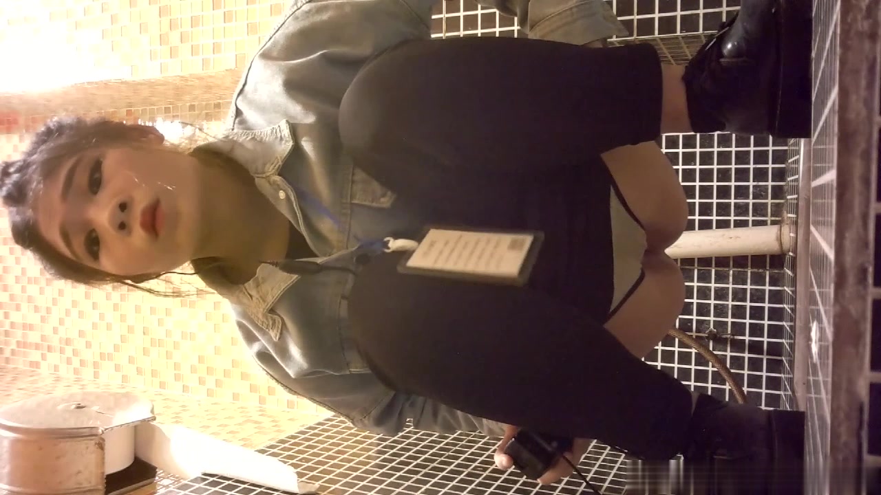 餐厅女厕偷拍 美女服务员还是粉嫩粉嫩的