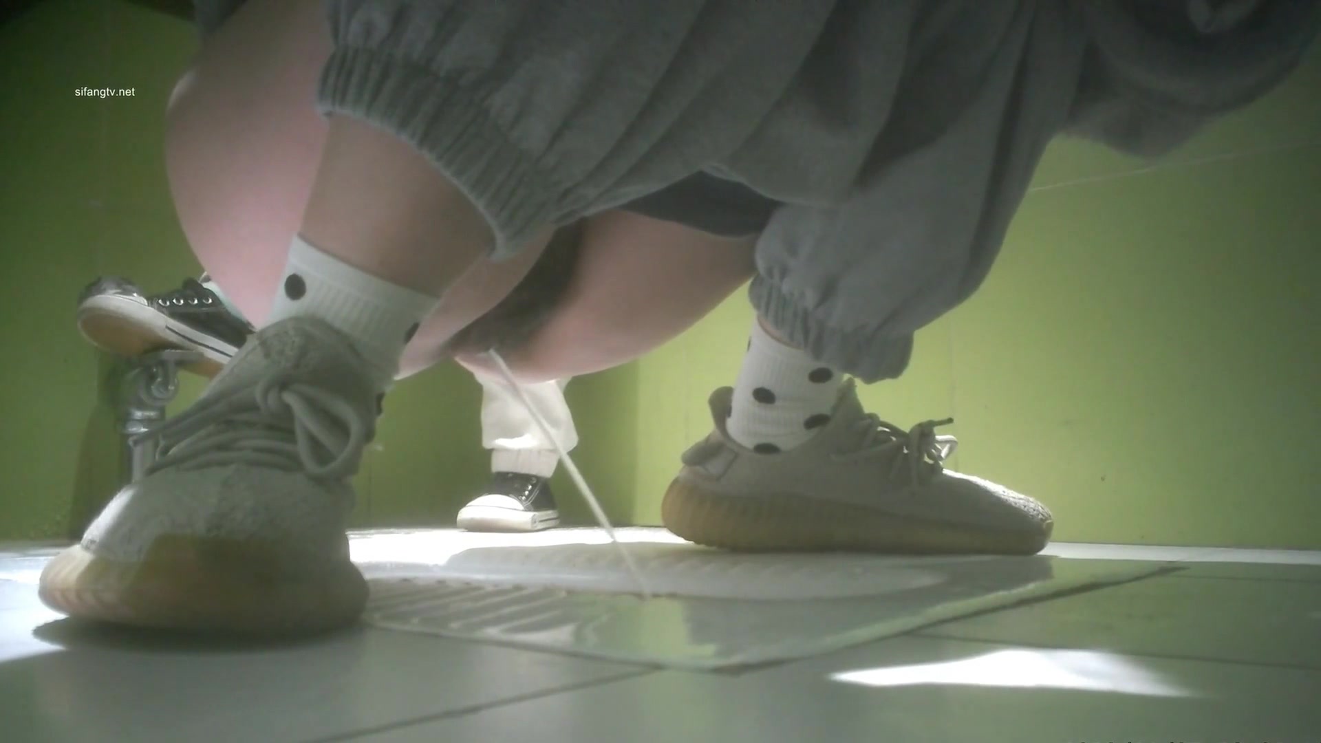 商城偷窥漂亮宝妈嘘嘘