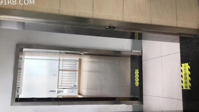 最新流出厕拍大神潜入商城餐厅女厕近距离偷拍妹纸嘘嘘出来故意打电话拍脸4K高清无水印原版