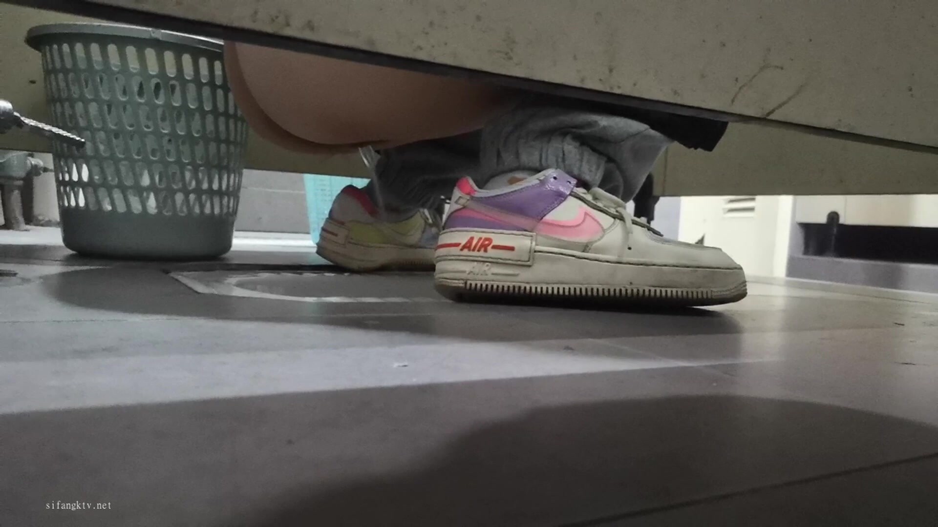 【最新极品厕拍】私房一月最新流出『魔手外购』极品厕拍《艺校极品学生妹》(同学)4 大尺度挑逗 撩骚 超水灵 (3)