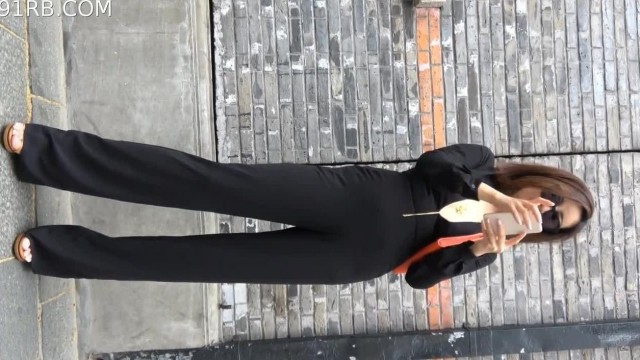 路边蹲点守候了很久尾随一个模特身材打扮时尚美女进沟厕嘘嘘偷窥她那近乎无毛小穴