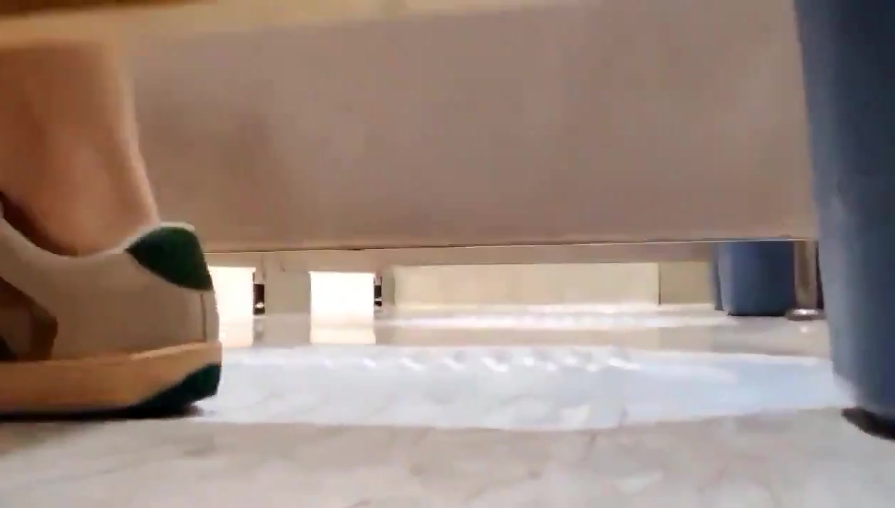 躲WC吸烟的靓妹 抄底拍她拉大号 触碰到菊花被发现了 刺激的叫声兴奋不已